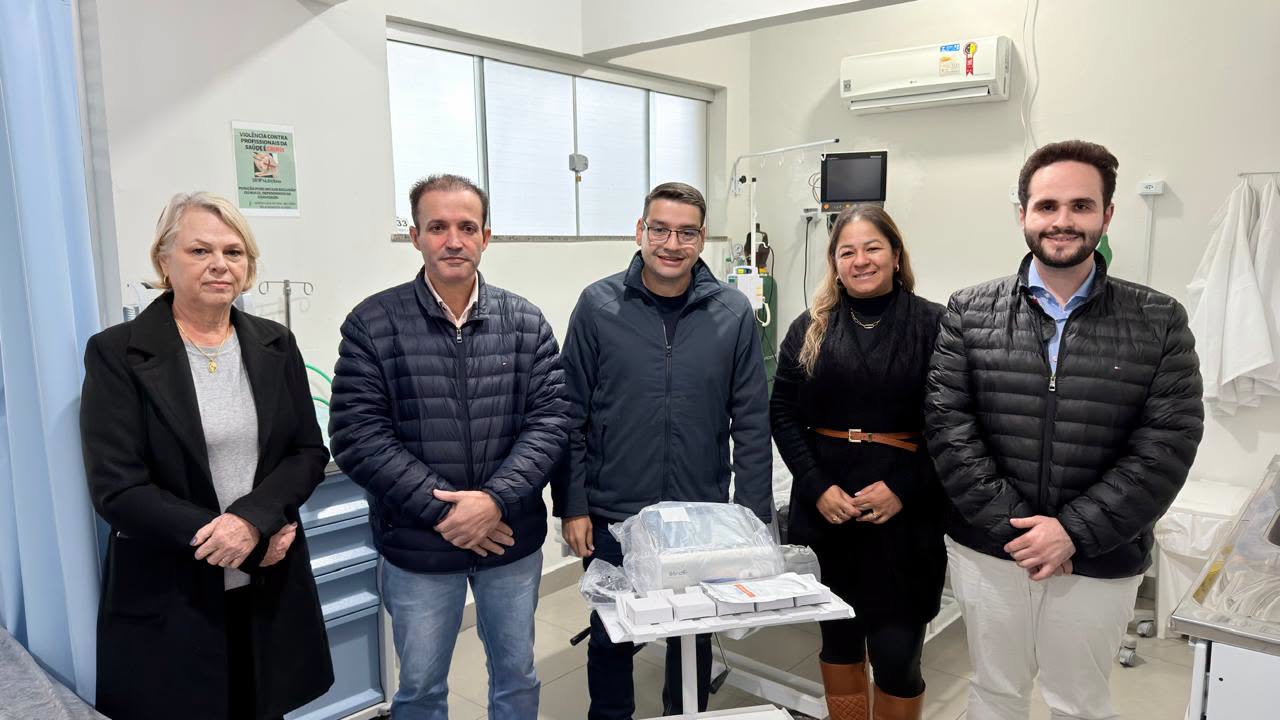 PREFEITO GARBIM ENTREGA PAINEL CARDIOLÓGICO PARA A SANTA CASA DE ENGENHEIRO BELTRÃO